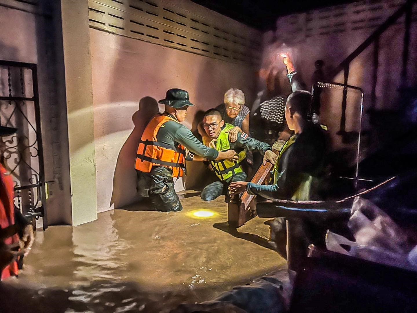 guneydogu-asyada-bualoi-tayfunu-nedeniyle-bilanco-agirlasiyor-53-olu