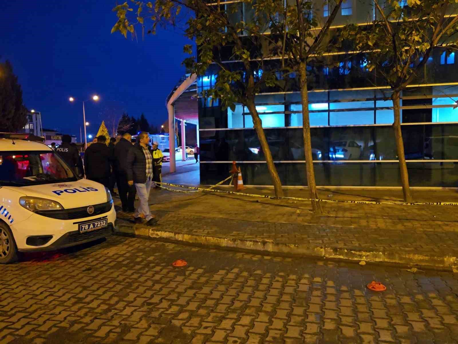 hastane-onunde-kendini-vurdu