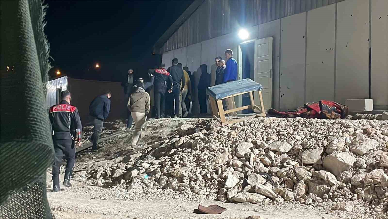 hastane-santiyesinde-bicakli-kavga-1i-agir-4-yarali