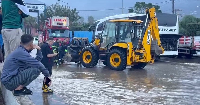 hatayda-denizde-hortum-cikti-karada-etkili-olan-yagis-sele-neden-oldu