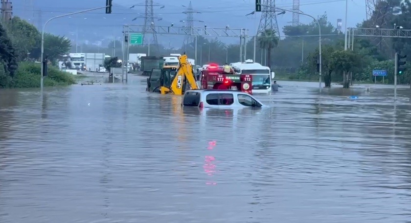 hatayda-denizde-hortum-cikti-karada-etkili-olan-yagis-sele-neden-oldu