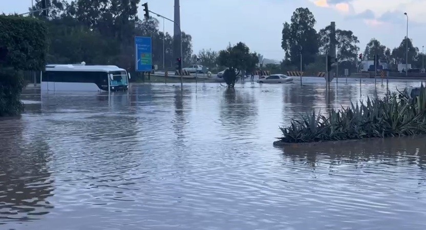 hatayda-denizde-hortum-cikti-karada-etkili-olan-yagis-sele-neden-oldu