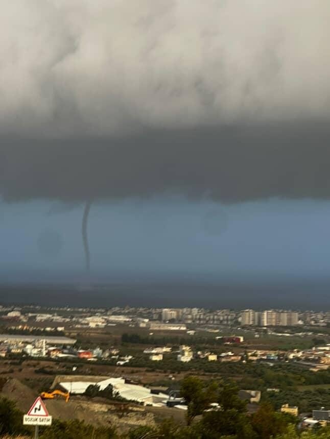 hatayda-denizde-hortum-cikti-karada-etkili-olan-yagis-sele-neden-oldu