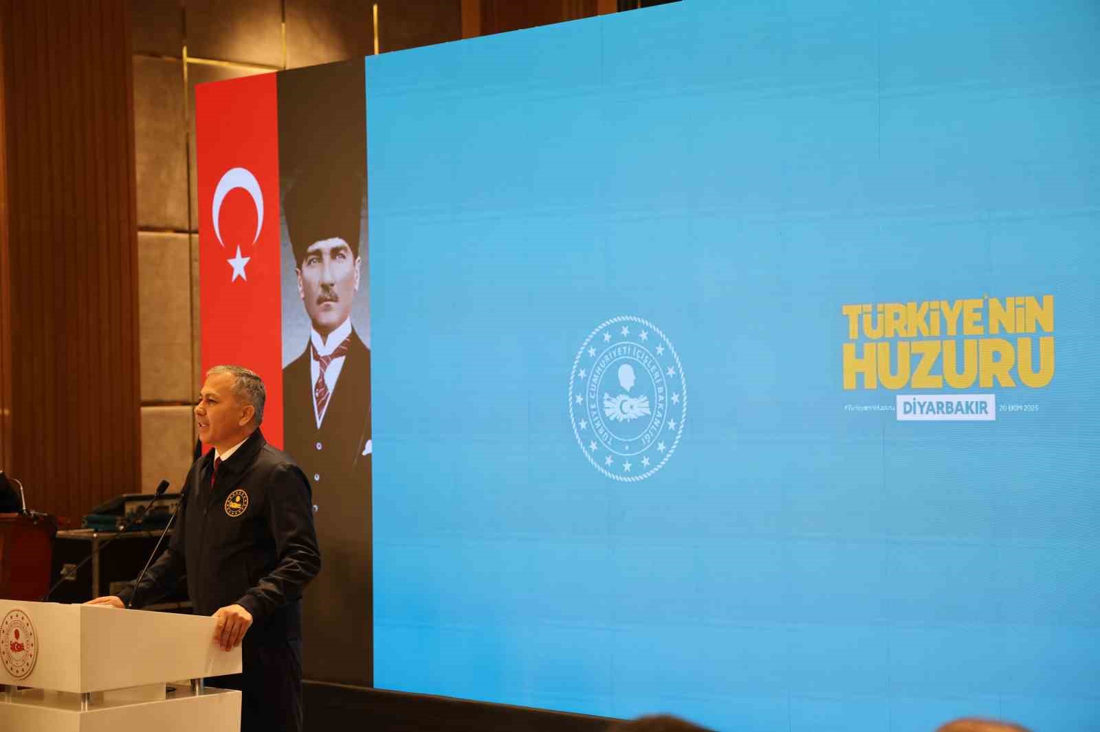 icisleri-bakani-ali-yerlikaya-turkiyenin-huzuru-diyarbakir-toplantisina-katildi