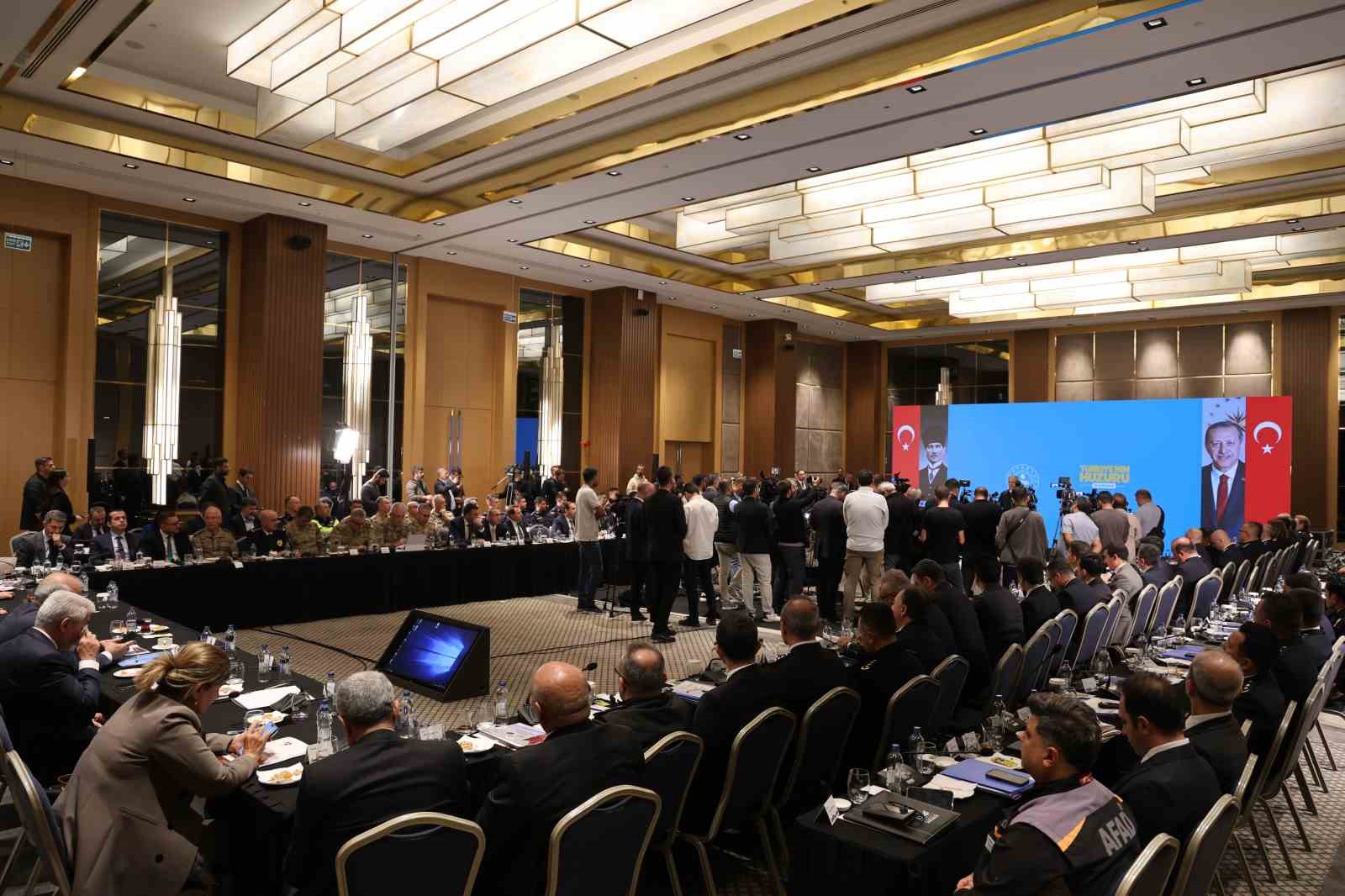 icisleri-bakani-ali-yerlikaya-turkiyenin-huzuru-diyarbakir-toplantisina-katildi