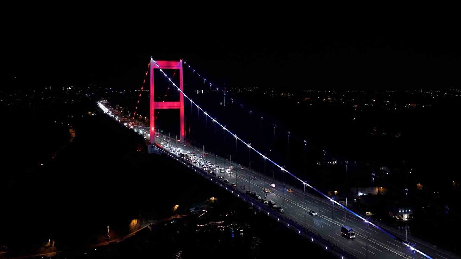 istanbulda-kopruden-atlamak-isteyen-kadini-muzakereci-polis-boyle-ikna-etti