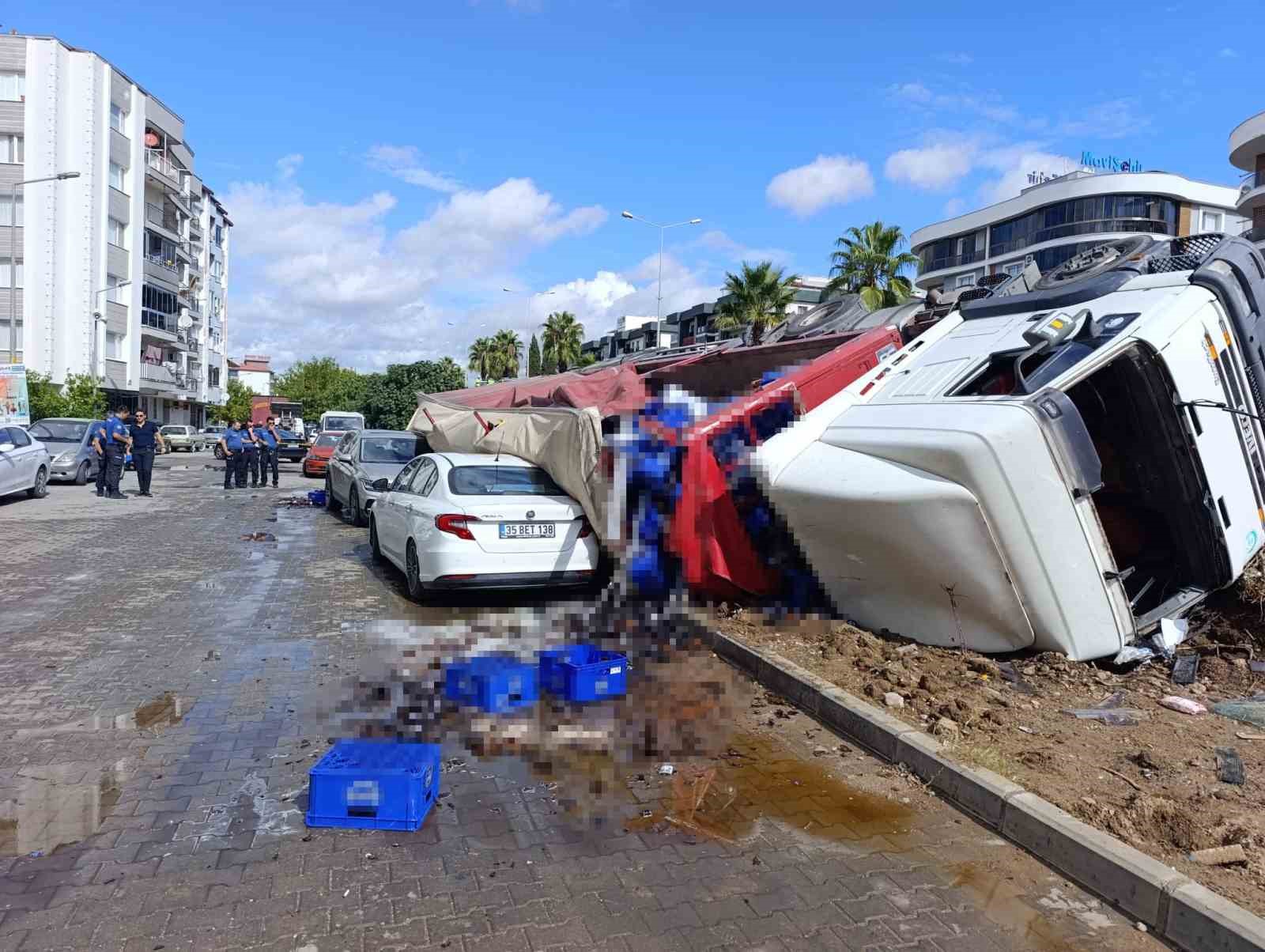 izmirde-kontrolden-cikan-tir-yan-yola-uctu-2-arac-ezildi