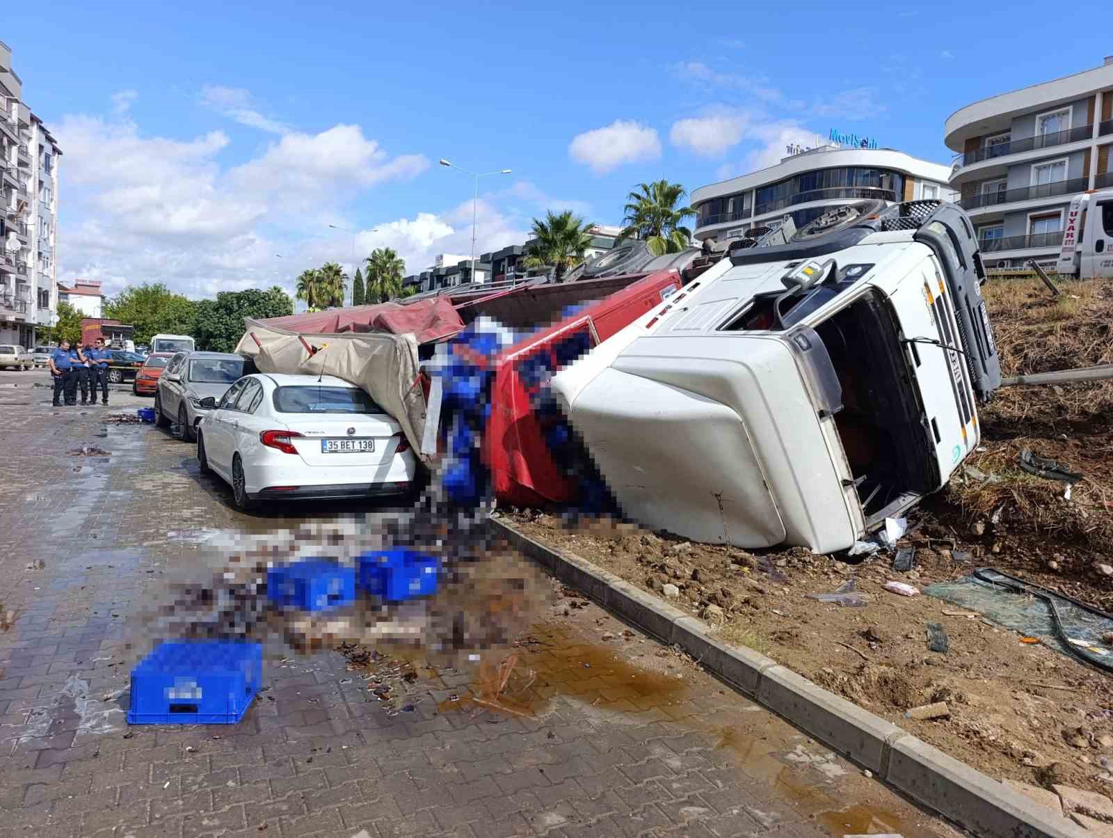 izmirde-kontrolden-cikan-tir-yan-yola-uctu-2-arac-ezildi