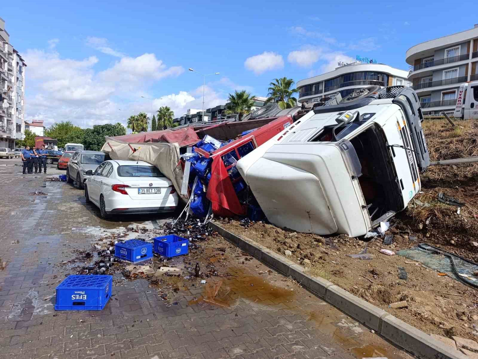 izmirde-kontrolden-cikan-tirin-2-araci-ezdigi-anlar-kamerada