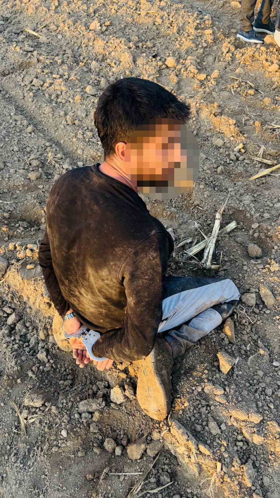 jasat-uyusturucu-tacirlerini-tarlada-yakaladi