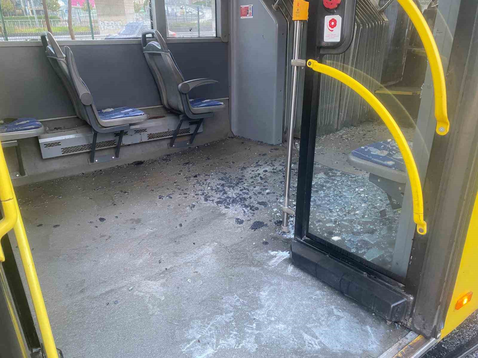 kadikoyde-alkollu-iett-soforu-bariyerlere-saplandi-2-yarali