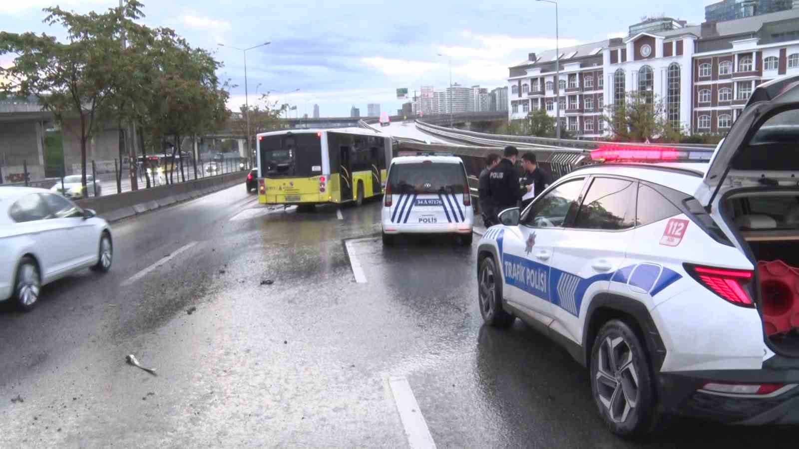 kadikoyde-alkollu-iett-soforu-bariyerlere-saplandi-2-yarali