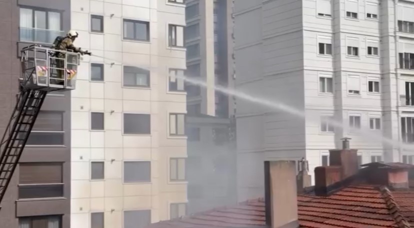 kadikoyde-metruk-binada-cikan-yangin-panige-neden-oldu