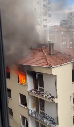 kadikoyde-metruk-binada-cikan-yangin-panige-neden-oldu