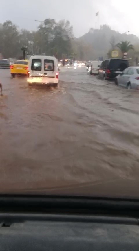 karadeniz-ereglide-saganak-ve-dolu-hayati-felc-etti