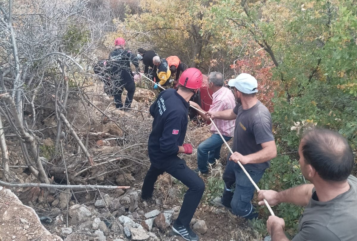 karamanda-otomobil-ucuruma-yuvarlandi-3-yarali