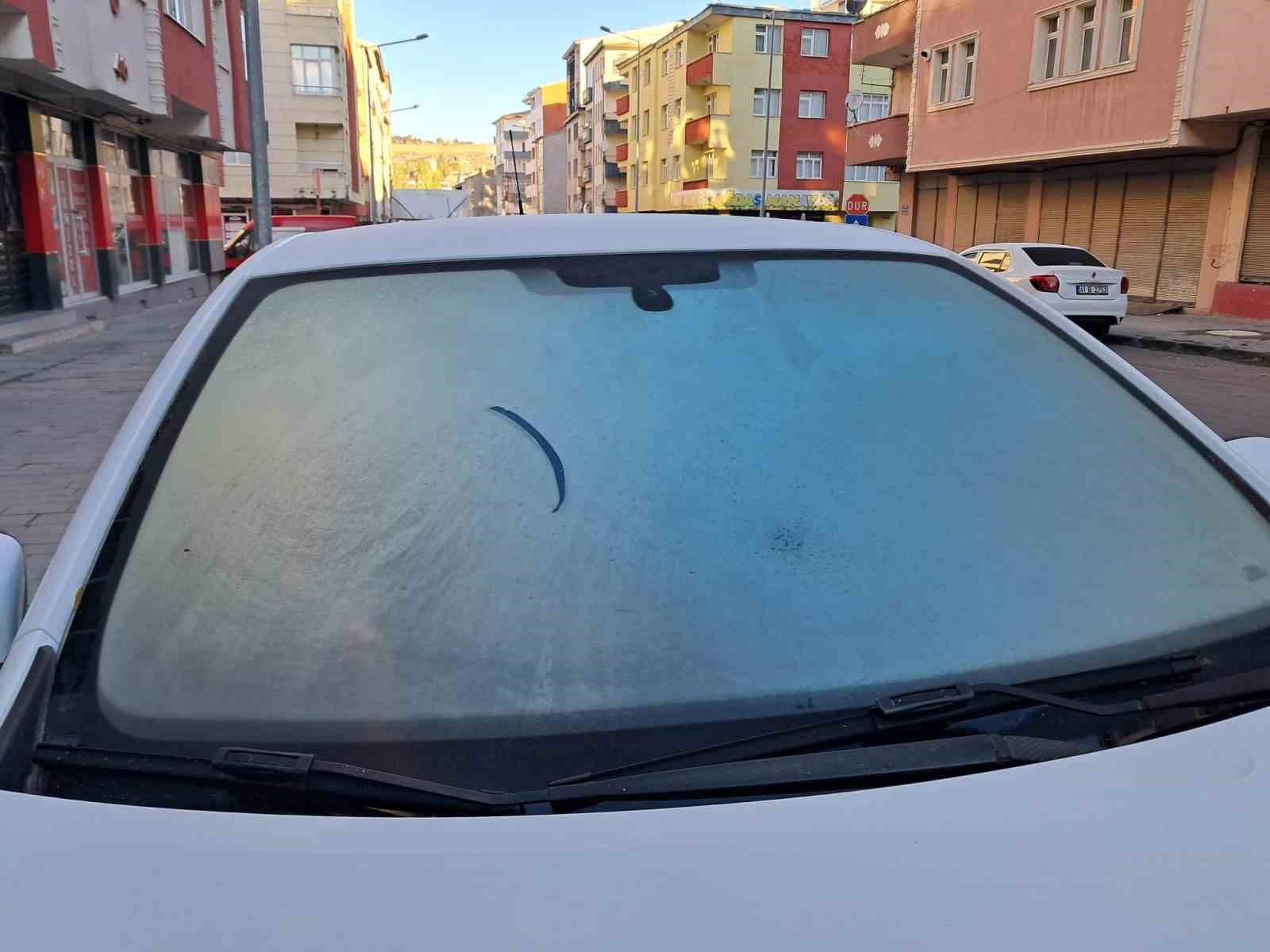 kars-buz-kesti-termometreler-eksi-7yi-gorunce-arac-camlari-buz-tuttu