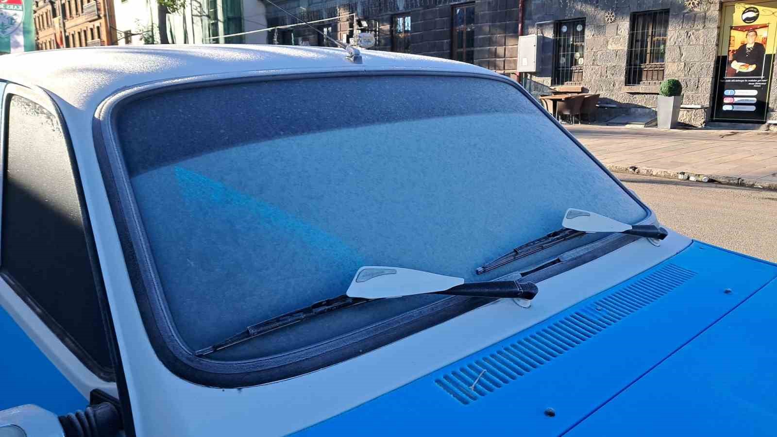 kars-buz-kesti-termometreler-eksi-7yi-gorunce-arac-camlari-buz-tuttu