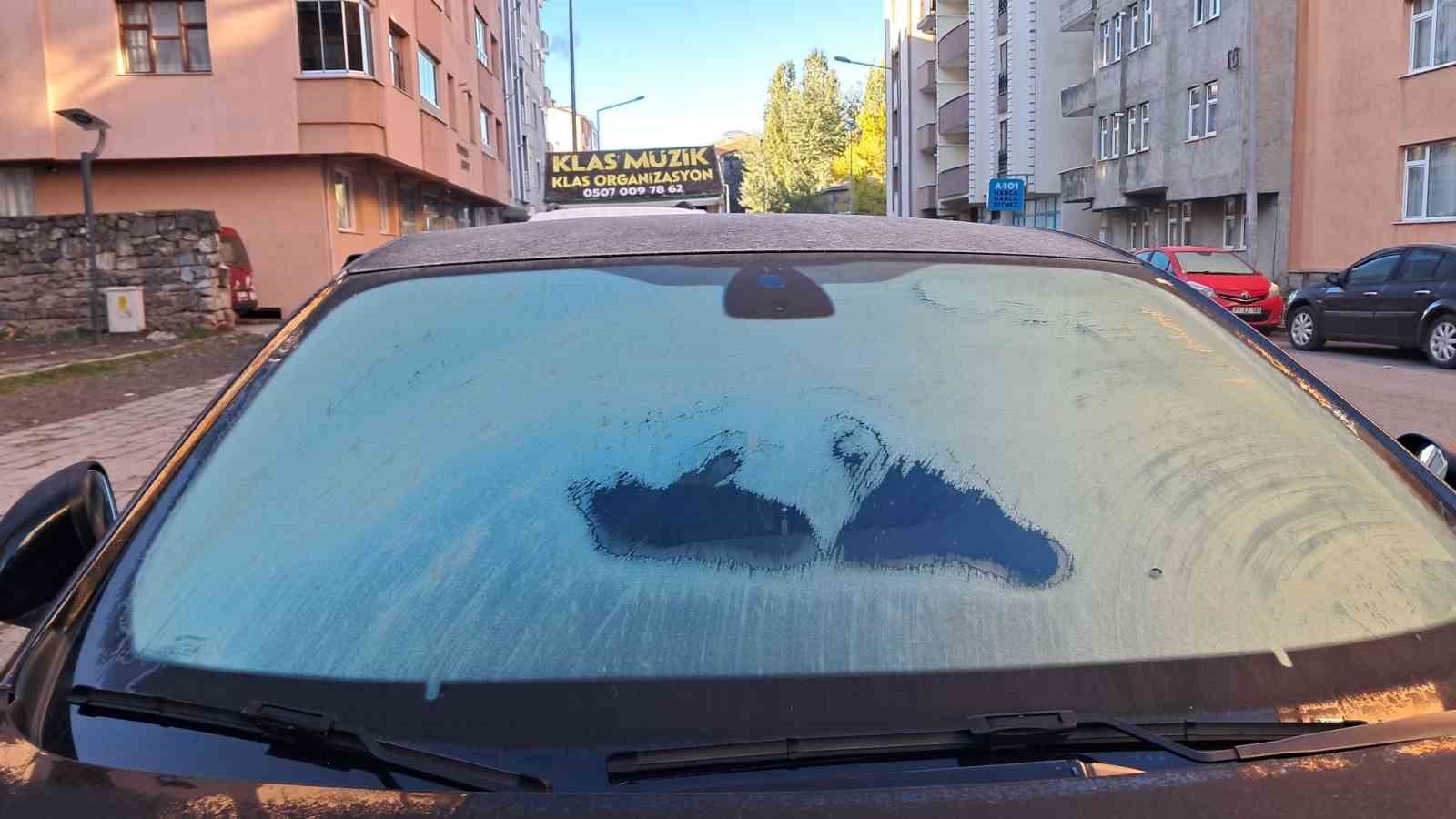 kars-buz-kesti-termometreler-eksi-7yi-gorunce-arac-camlari-buz-tuttu