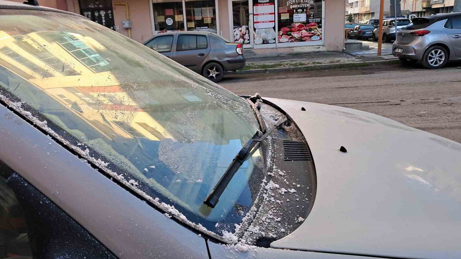 kars-buz-kesti-termometreler-eksi-7yi-gorunce-arac-camlari-buz-tuttu