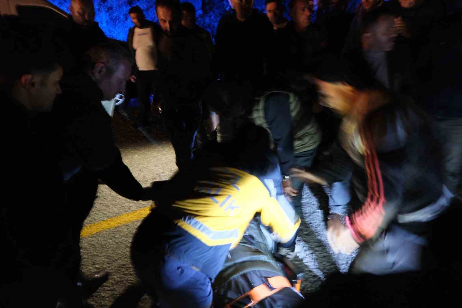 kastamonuda-is-makinesi-yuklu-tir-sarampole-devrildi-1-yarali