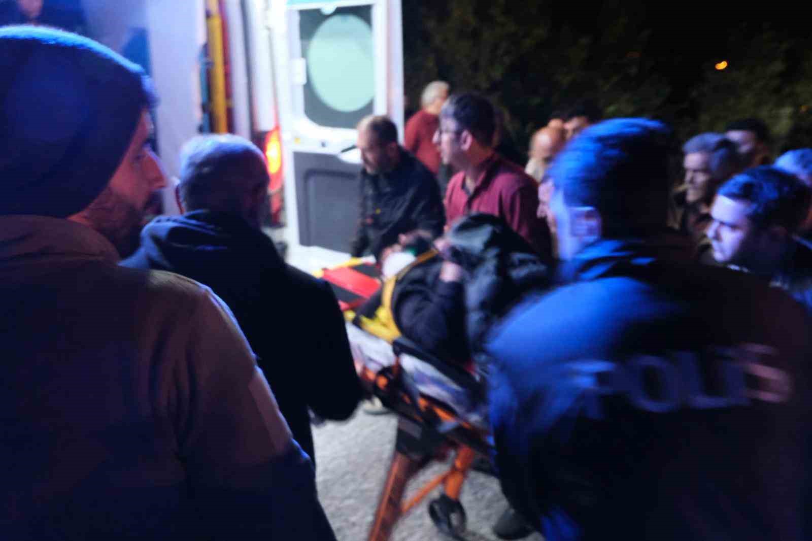 kastamonuda-is-makinesi-yuklu-tir-sarampole-devrildi-1-yarali