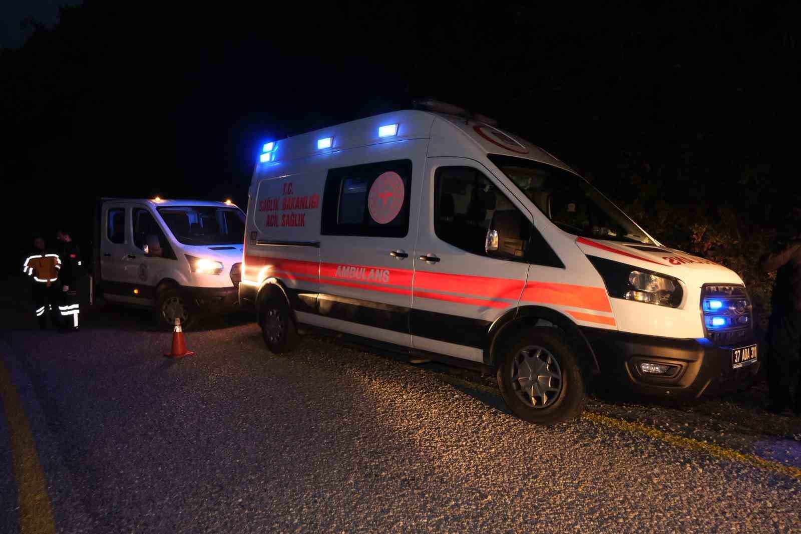 kastamonuda-is-makinesi-yuklu-tir-sarampole-devrildi-1-yarali