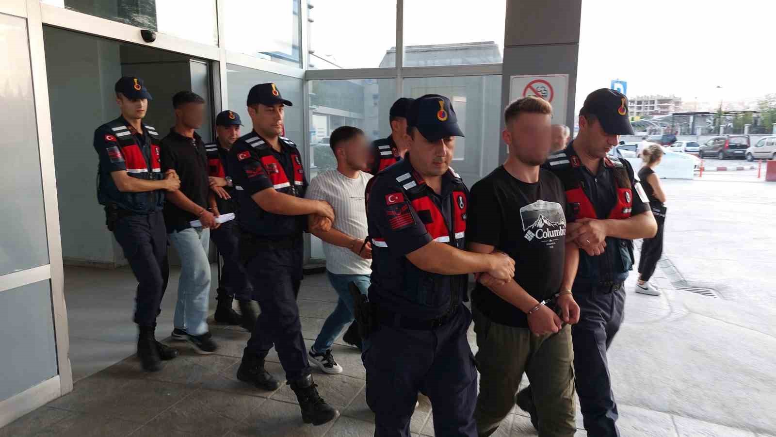 kavga-ettikleri-sahsin-sigindigi-evin-sahibini-sopayla-agir-yaralayan-3-kisiye-10ar-yil-hapis