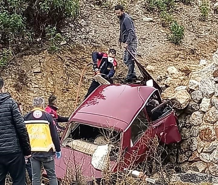 kayganlasan-yolda-otomobil-istinat-duvarina-carpti-kari-koca-hayatini-kaybetti