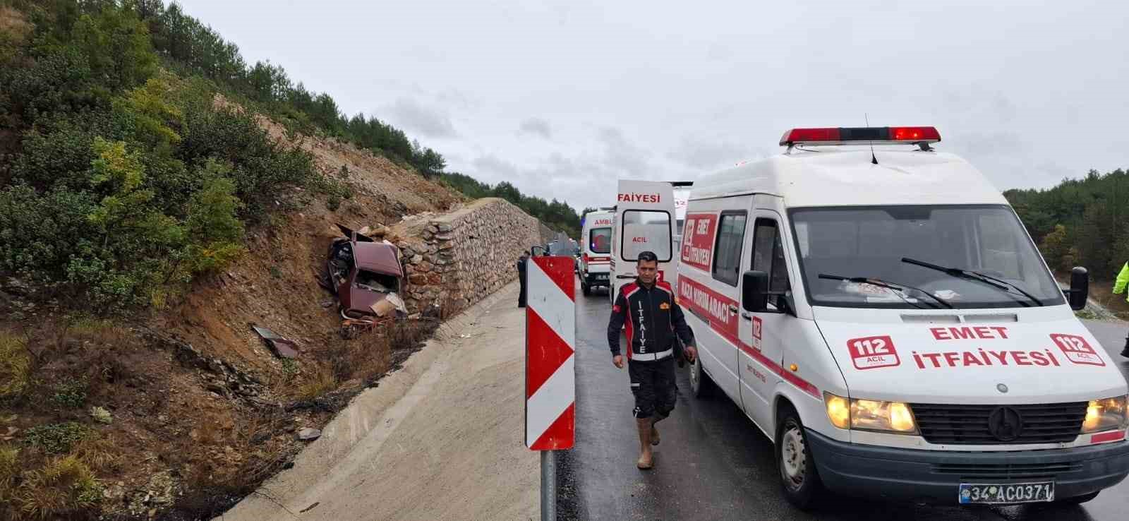 kayganlasan-yolda-otomobil-istinat-duvarina-carpti-kari-koca-hayatini-kaybetti