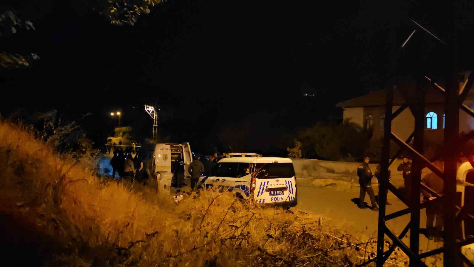 kayseride-cifte-cinayet-kari-koca-cami-cikisinda-evlerinin-onunde-olduruldu