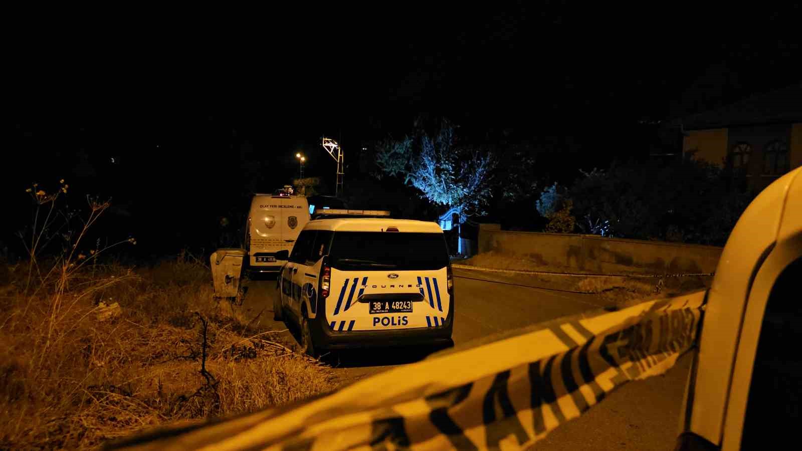 kayseride-cifte-cinayet-kari-koca-cami-cikisinda-evlerinin-onunde-olduruldu