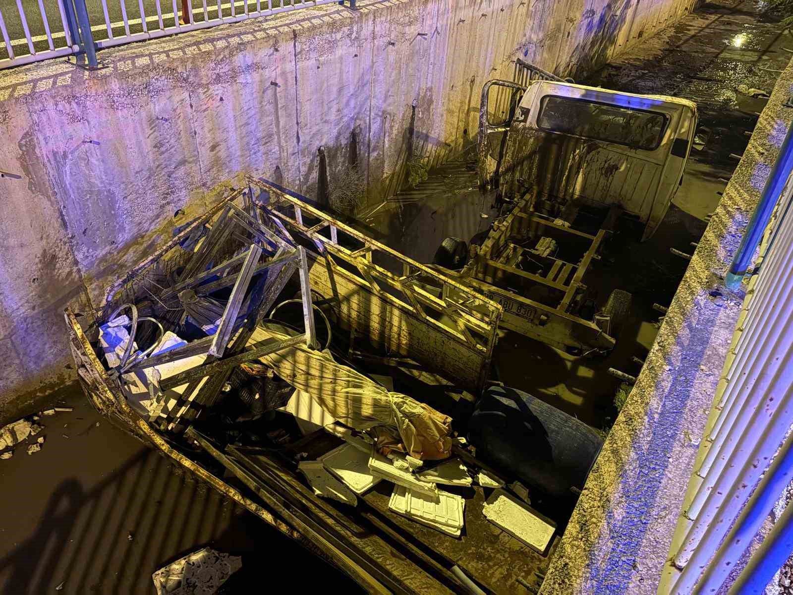 kayseride-kamyonet-kanala-uctu-1i-agir-2-yarali