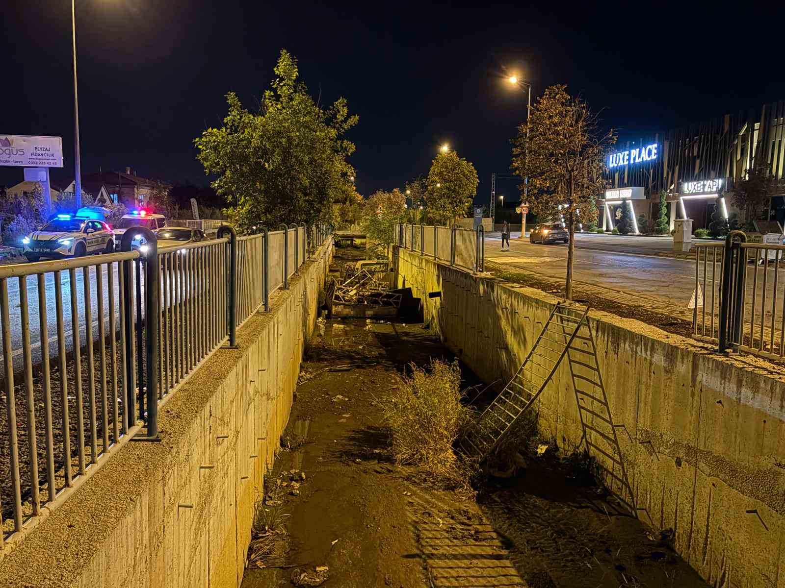 kayseride-kamyonet-kanala-uctu-1i-agir-2-yarali