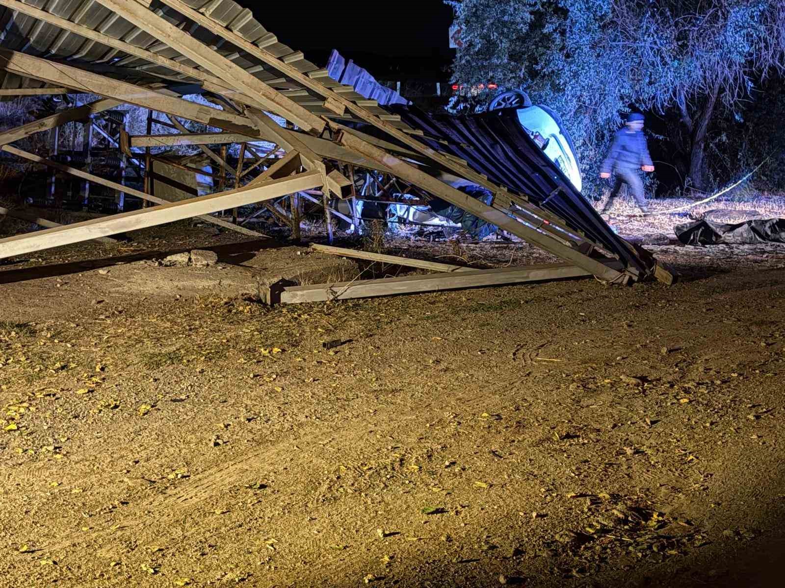 kayseride-takla-atan-otomobil-sarampole-yuvarlandi-1-olu-2-yarali