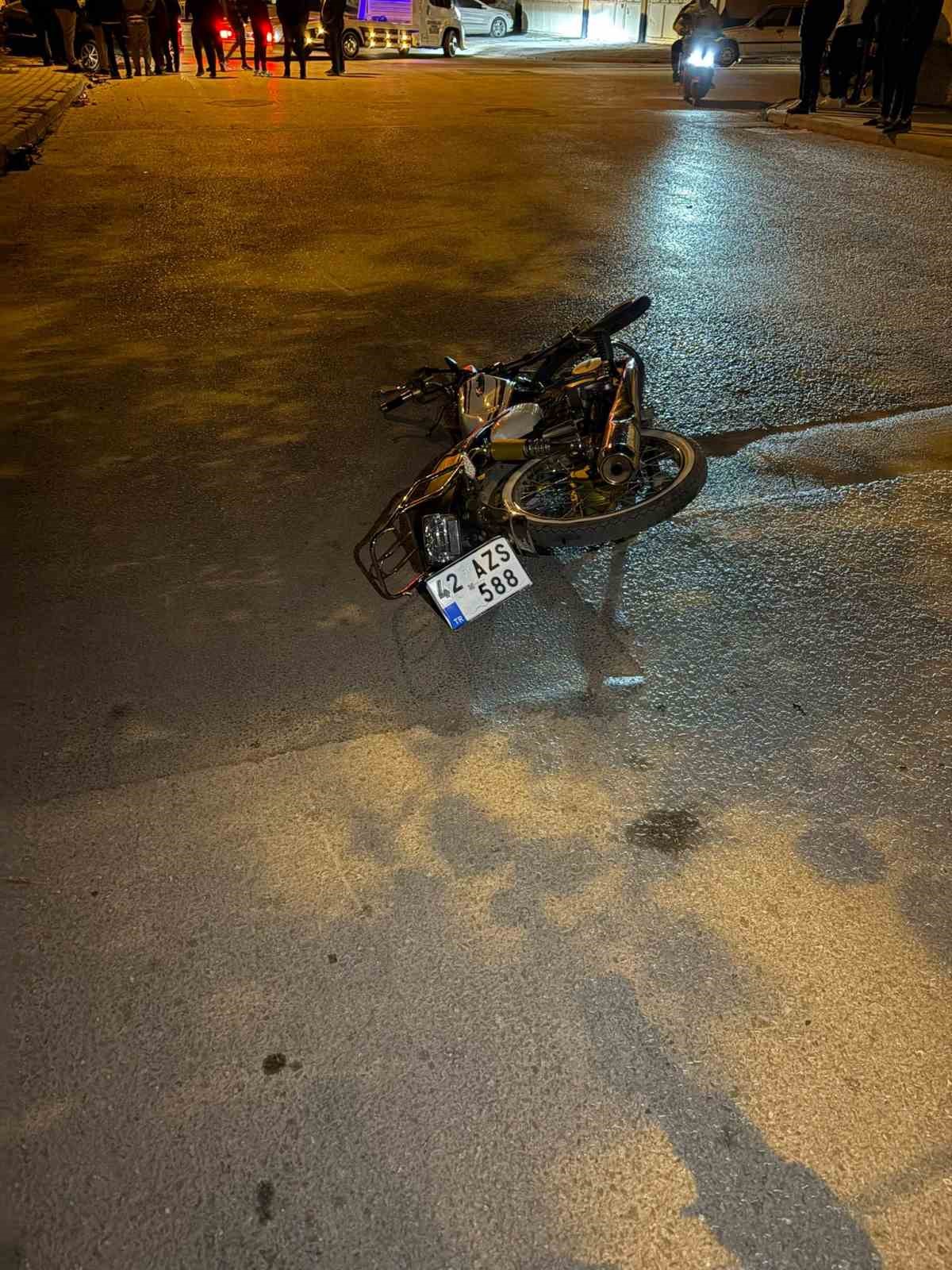 kaza-yaparak-savrulan-motosiklet-yayalara-carpti-5-yarali