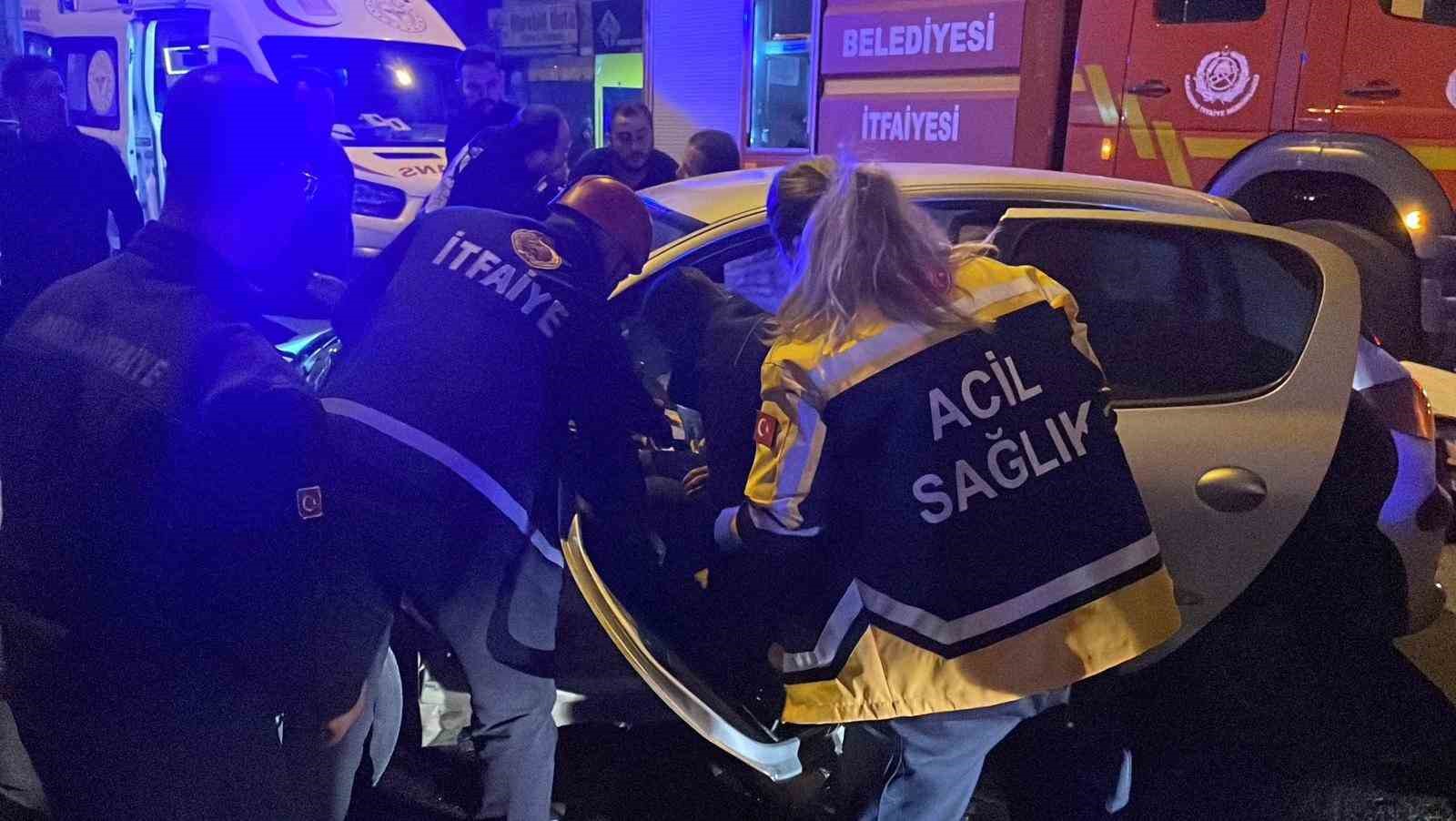 kazada-sonrasi-aracta-sikisan-surucuyu-itfaiye-kurtardi