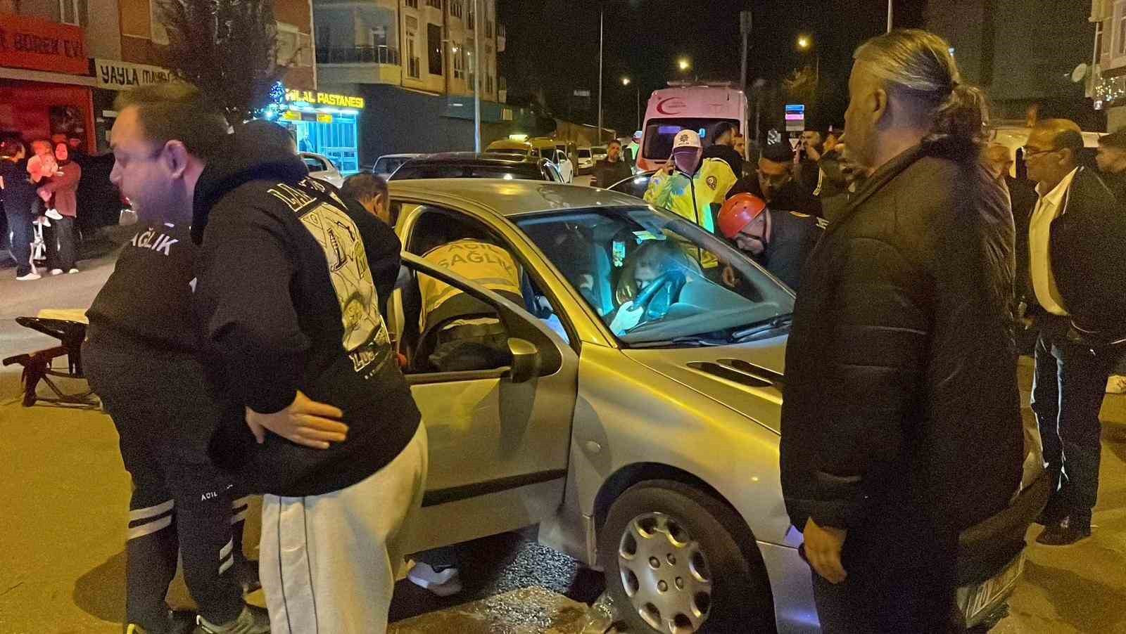 kazada-sonrasi-aracta-sikisan-surucuyu-itfaiye-kurtardi