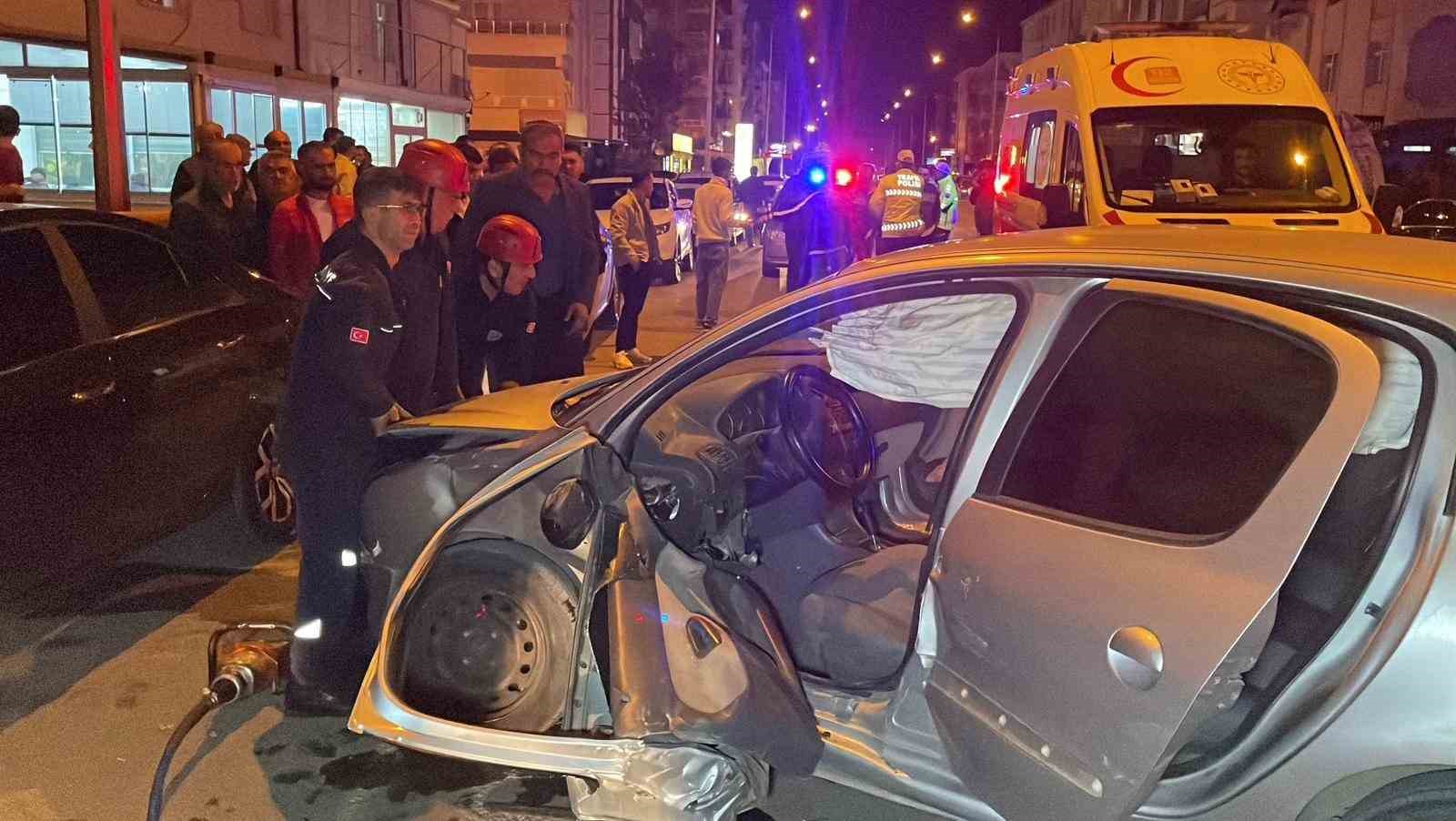 kazada-sonrasi-aracta-sikisan-surucuyu-itfaiye-kurtardi