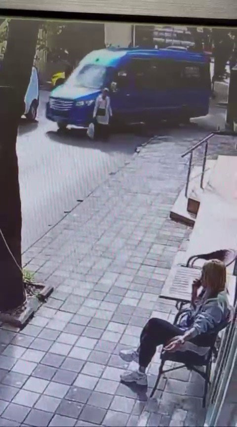 maltepede-yolun-karsisina-gecen-kadina-minibus-carpti-kaza-ani-kamerada