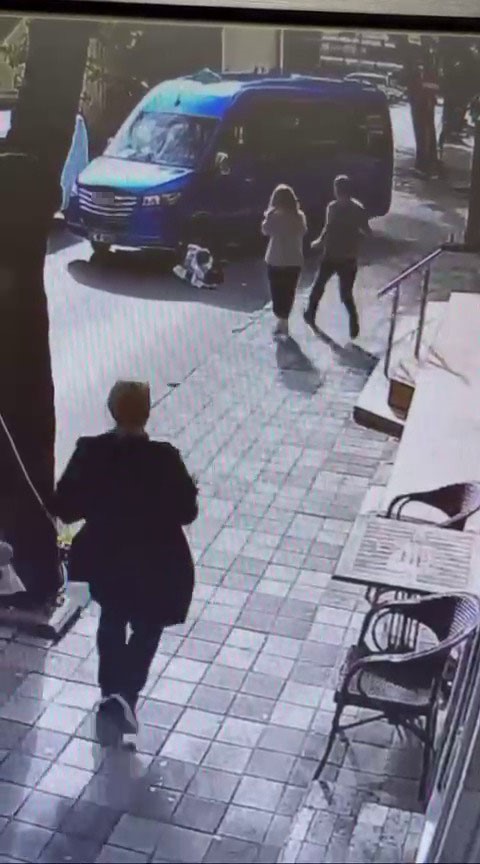 maltepede-yolun-karsisina-gecen-kadina-minibus-carpti-kaza-ani-kamerada