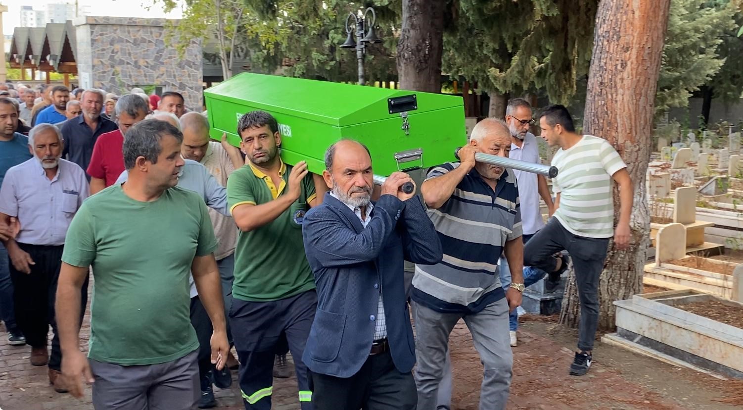 mersindeki-isci-servisi-kazasinda-hayatini-kaybedenler-topraga-verildi