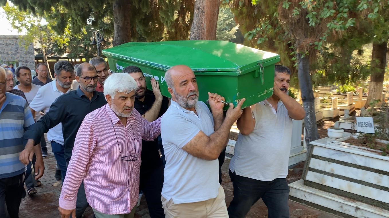 mersindeki-isci-servisi-kazasinda-hayatini-kaybedenler-topraga-verildi