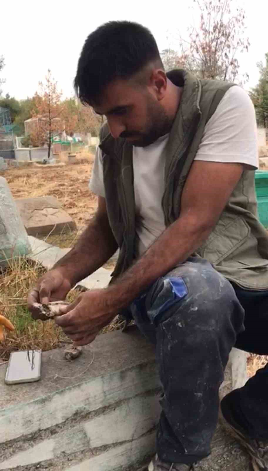 mezarliktan-kefenlenmis-oyuncak-bebek-cikti