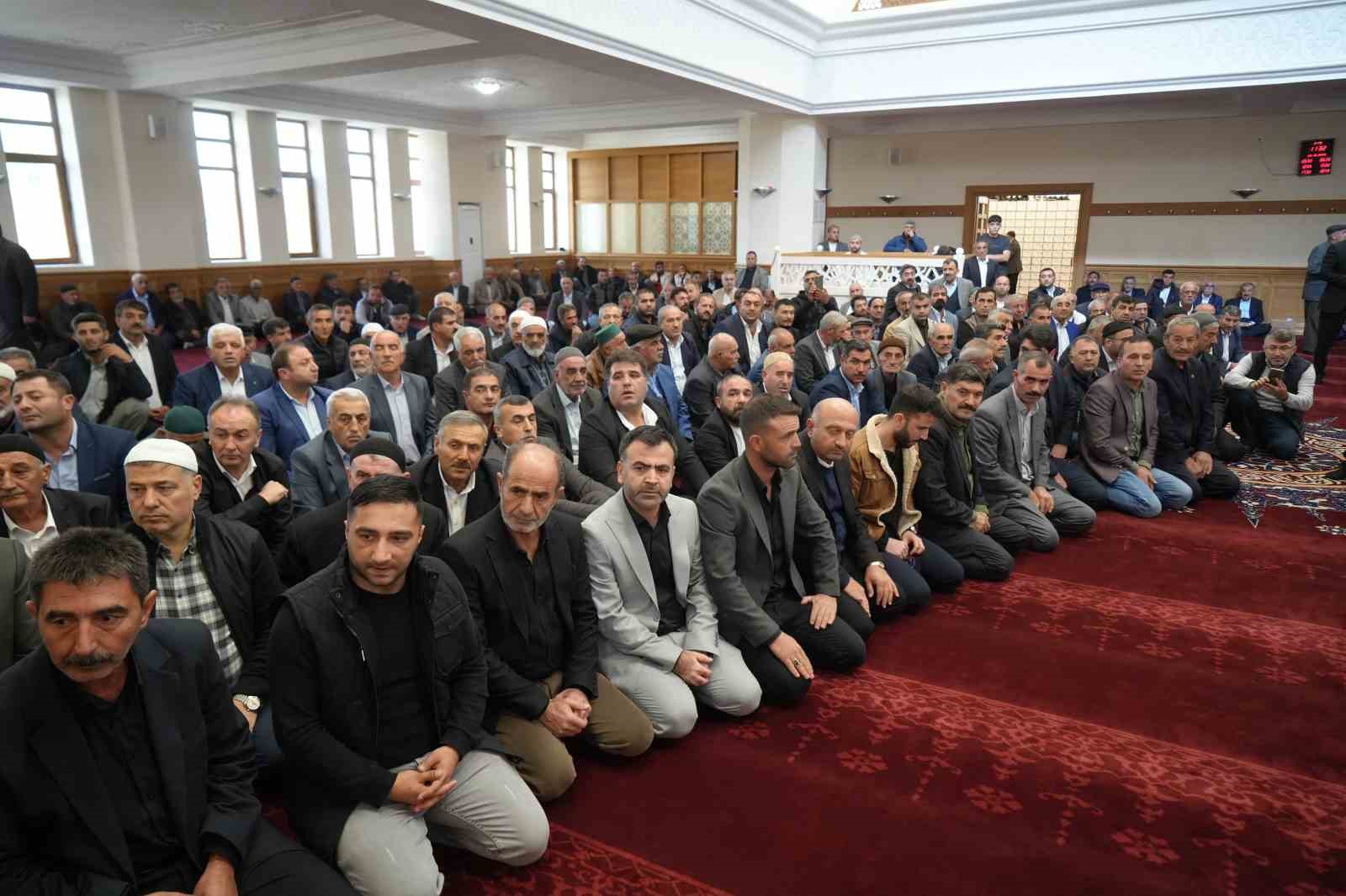 musta-8-yillik-husumet-barisla-son-buldu