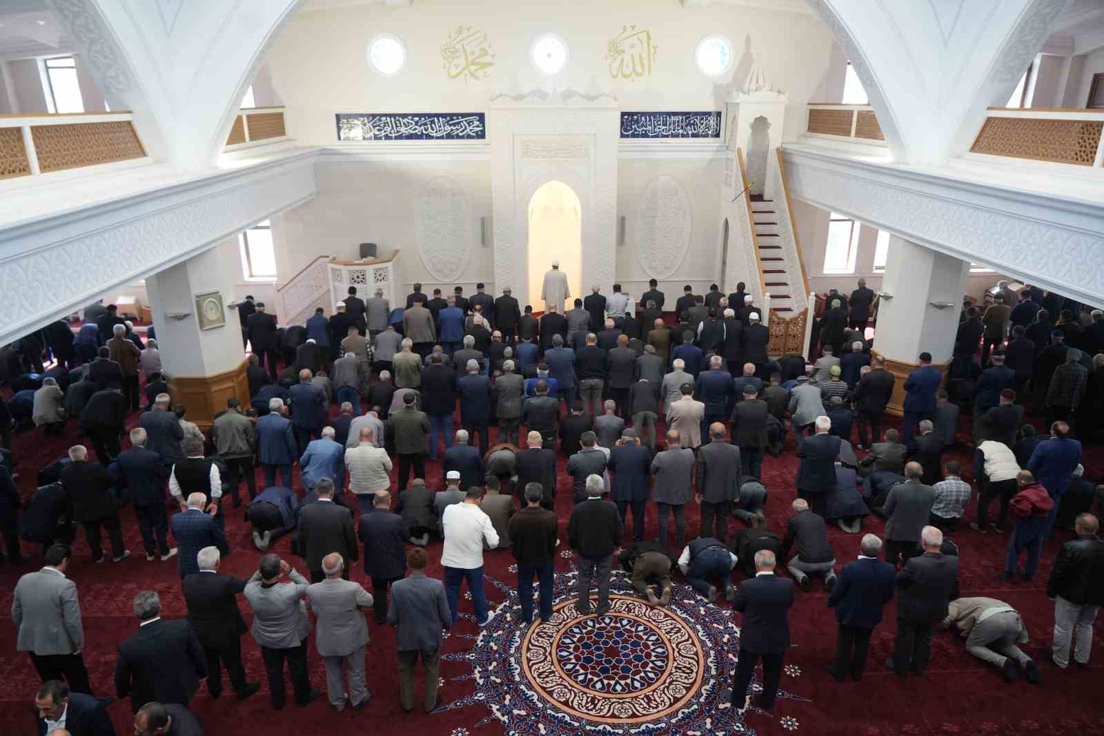 musta-8-yillik-husumet-barisla-son-buldu