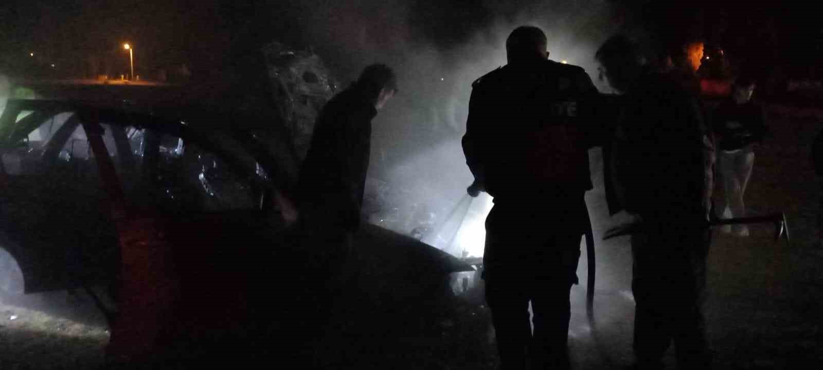 musta-seyir-halindeki-otomobil-alev-aldi