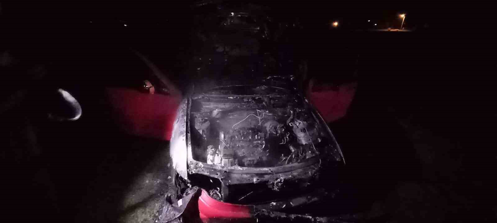 musta-seyir-halindeki-otomobil-alev-aldi