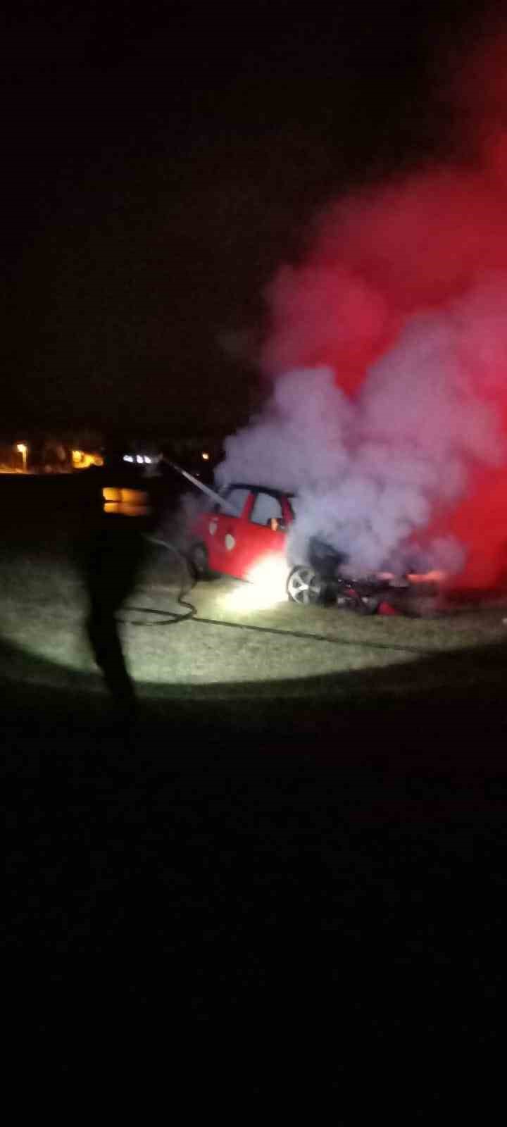 musta-seyir-halindeki-otomobil-alev-aldi