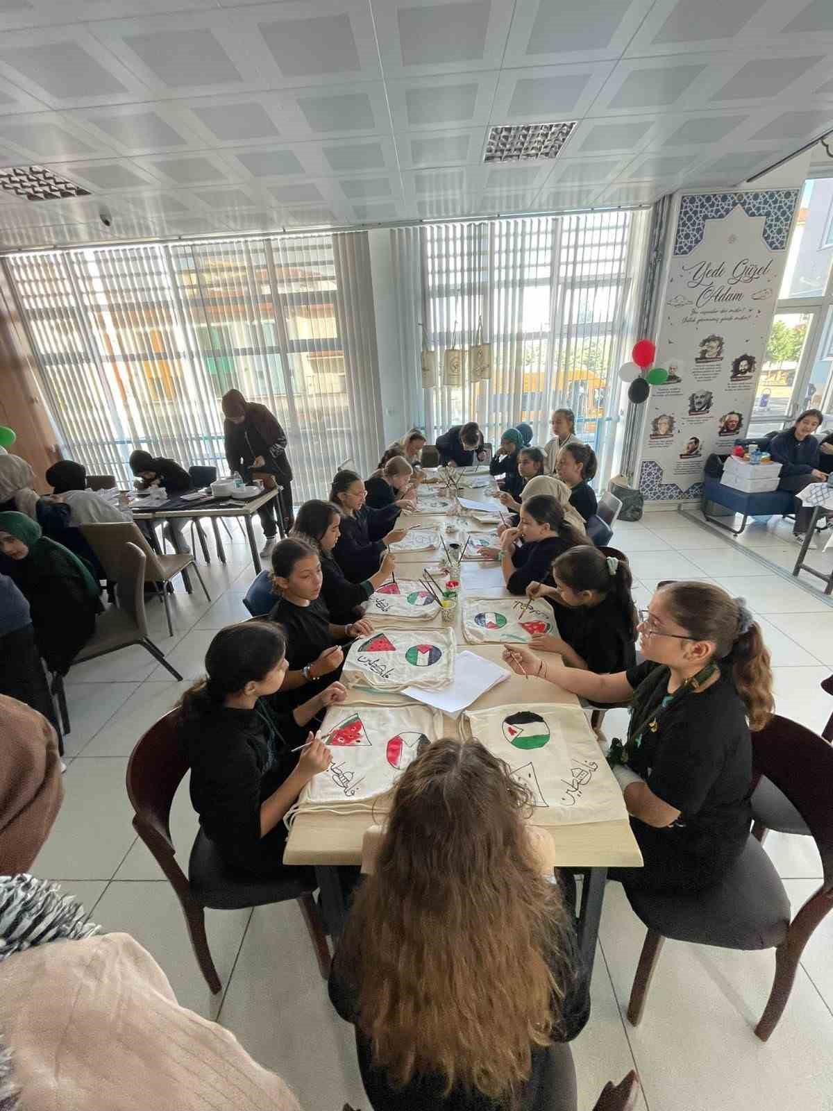 ogrencilerden-gazzeye-destek-filistin-icin-tek-yurek-oldular